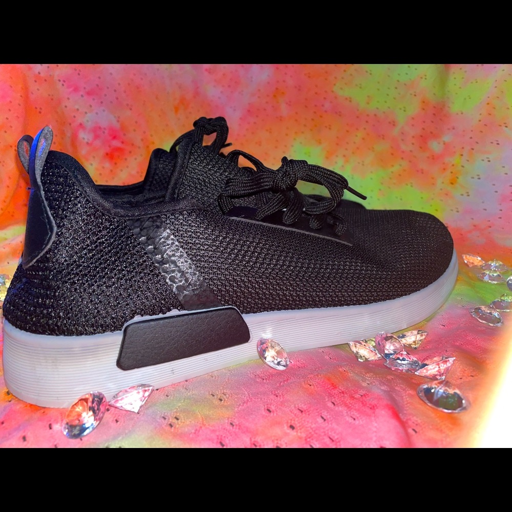 Free choice black and white sneakers